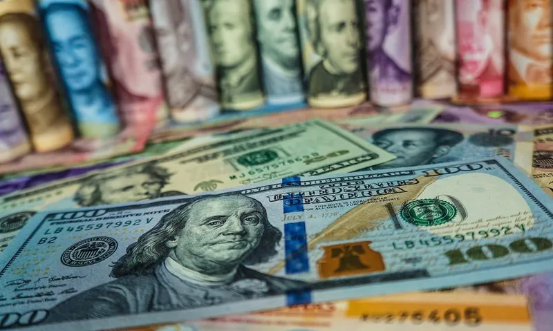 Funt poprawia 2-letni szczyt. Kurs euro nieznacznie w dół