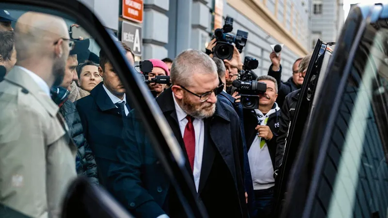 Do sześciu razy sztuka. Grzegorz Braun z zarzutami we wrocławskiej prokuraturze - Gazeta