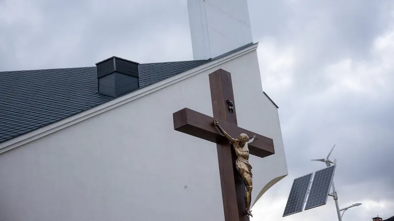 Ksiądz zabrał ponad milion zł z parafialnego konta. "Mówił, że chce coś mieć na stare lata" - Gazeta