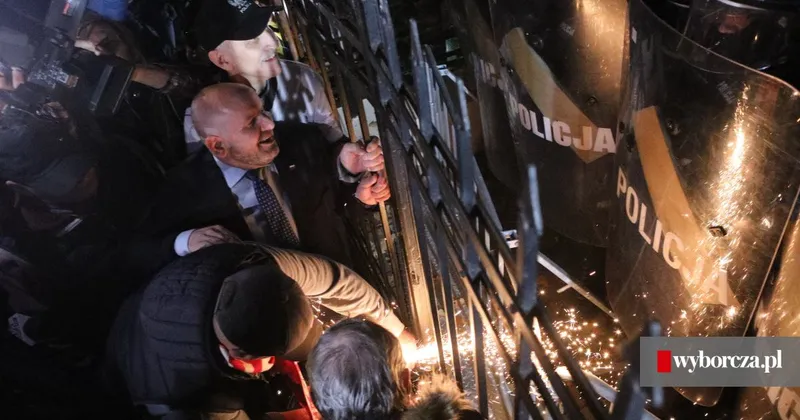 Wojna o Trybunał Konstytucyjny. Święczkowski próbuje wejść do budynku - Wyborcza.pl