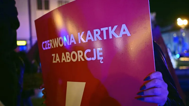 Strajki kobiet w całej Polsce. Były czerwone kartki, czarne parasole i spór o aborcję - Gazeta