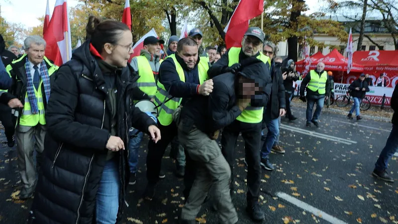 Mężczyzna z nożem i bronią gazową przed TK. "Ścigający go krzyczeli: Oddajcie go nam" - Gazeta