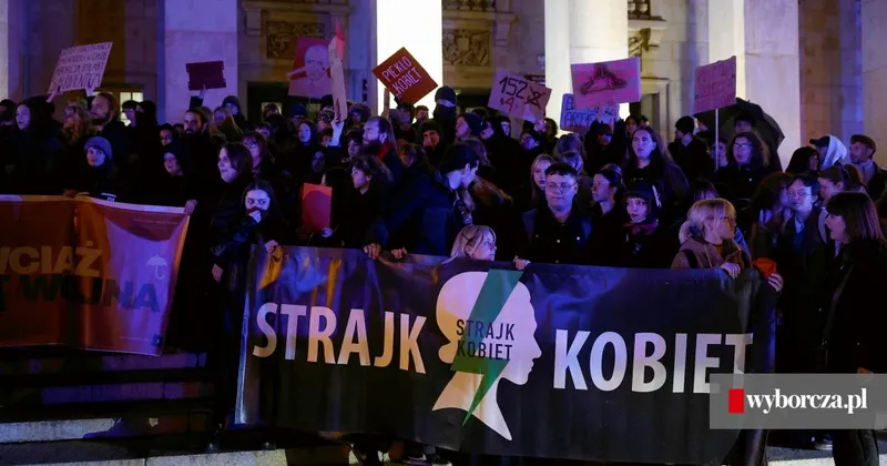 'Czerwona kartka za aborcję'. Protest kobiet we Wrocławiu, doszło do przepychanek z policją - wroclaw.wyborcza.pl