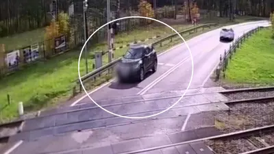 53-latka wjechała na przejazd pomimo opuszczanych rogatek. Pomógł jej policjant wracający ze służby