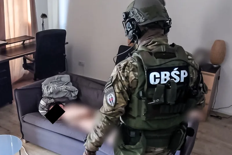 Międzynarodowa grupa przestępcza rozbita. Broń maszynowa, materiały wybuchowe i granaty wśród zabezpieczonych przedmiotów - Policja.pl
