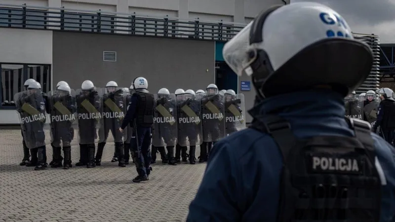 Pistolety maszynowe, hełmy i pełna gotowość. Do czego szykuje się Policja? - InfoSecurity24