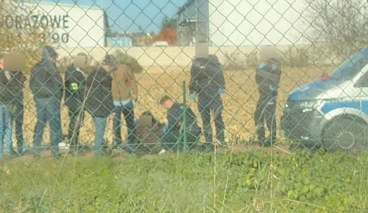 Mężczyzna z ranami szyi i klatki piersiowej znaleziony na poznańskiej ulicy. 50-latek nie przeżył, zatrzymanie w Plewiskach! - Epoznan