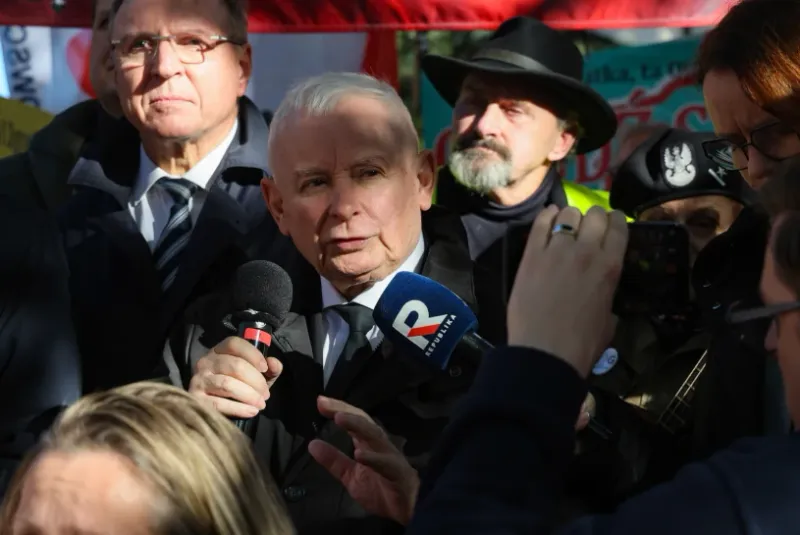 Kaczyński grzmi o "ataku" w pobliżu TK. Policja: Nóż ukryty pod kurtką