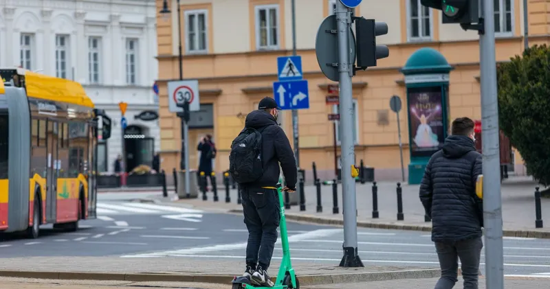 Polacy wypowiedzieli się w sprawie e-hulajnóg. Ta kwestia budzi spory - Interia Biznes