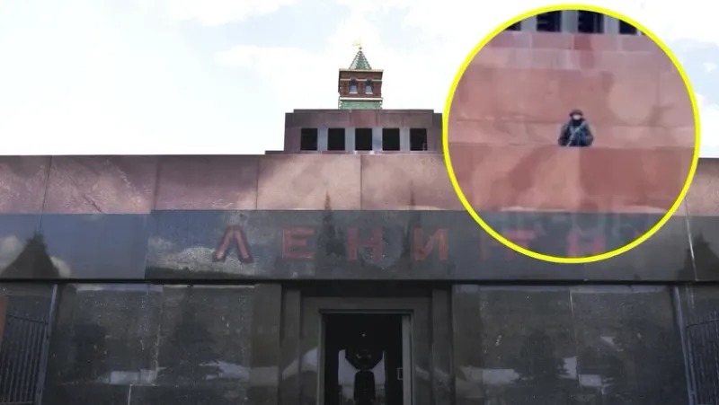 Niecodzienny widok w centrum Moskwy. Łowcy dronów na mauzoleum Lenina