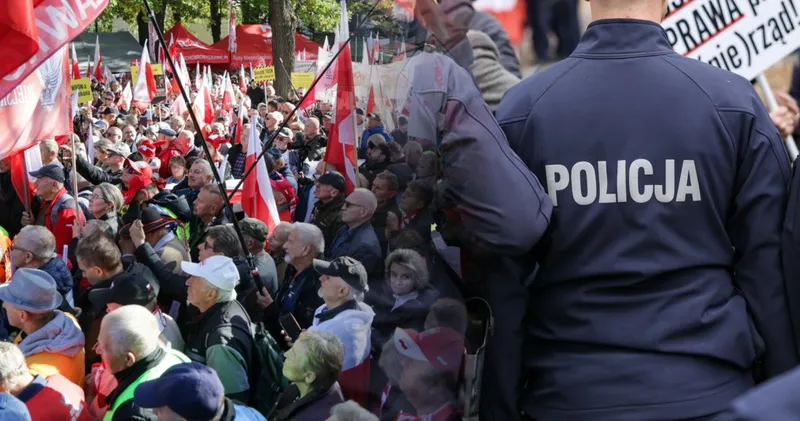 Zatrzymanie podczas protestów pod TK. Ruch obrony w sprawie Piotra W. Do sądu wpłynęło zażalenie - Interia Wydarzenia