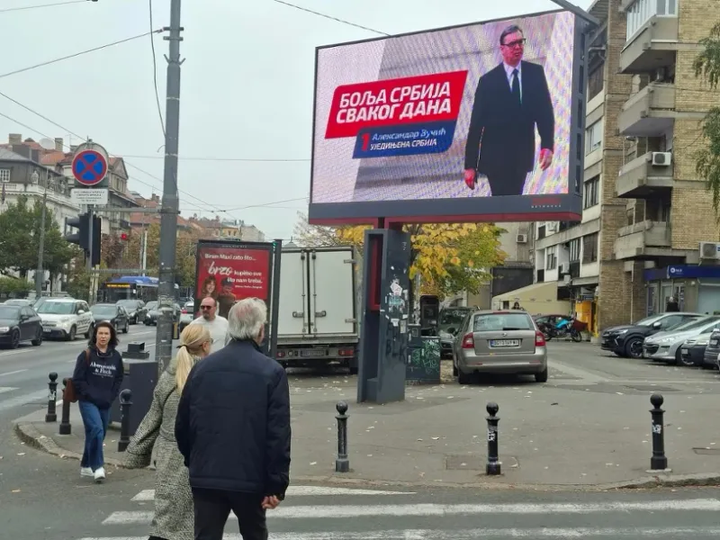 Przywódca z billboardu. Zalał europejską stolicę swoją twarzą
