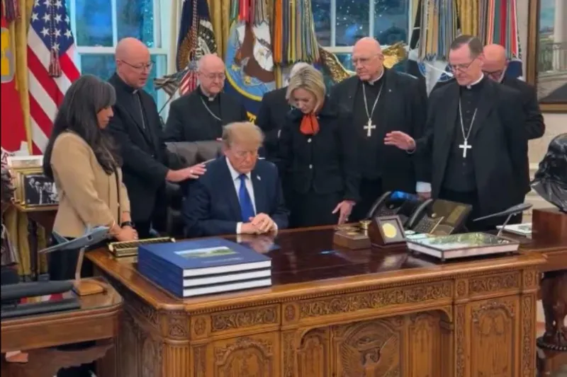 Biskupi spotkali się z Trumpem, teraz przepraszają. "Wykorzystali modlitwę"