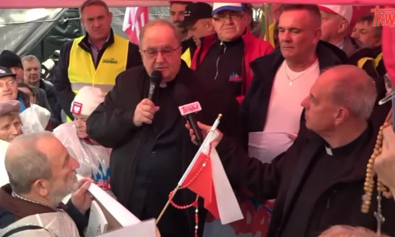 Rydzyk wśród protestujących przed TK. "Jest świat, ale jest i Polska"