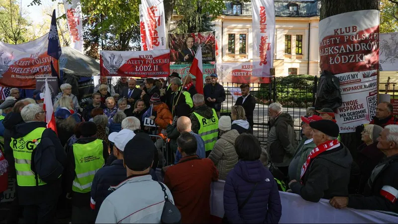 Awantura pod TK. Rusza śledztwo ws. znieważenia policjantów - PolsatNews.pl