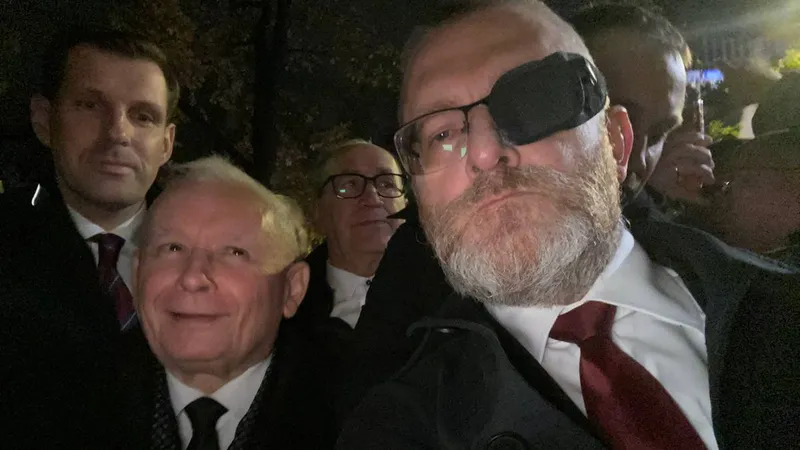 Zaskakujące selfie przed TK. Braun pokazał zdjęcie z Kaczyńskim - PolsatNews.pl