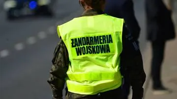 Żołnierz miał napaść i ukraść auto. Pojazd porzucił 100 km dalej, potem szedł pieszo