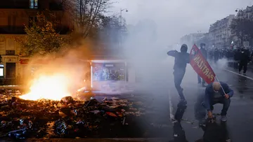 Francja w chaosie, brutalne sceny na ulicach. Protestujący stracił dwa palce