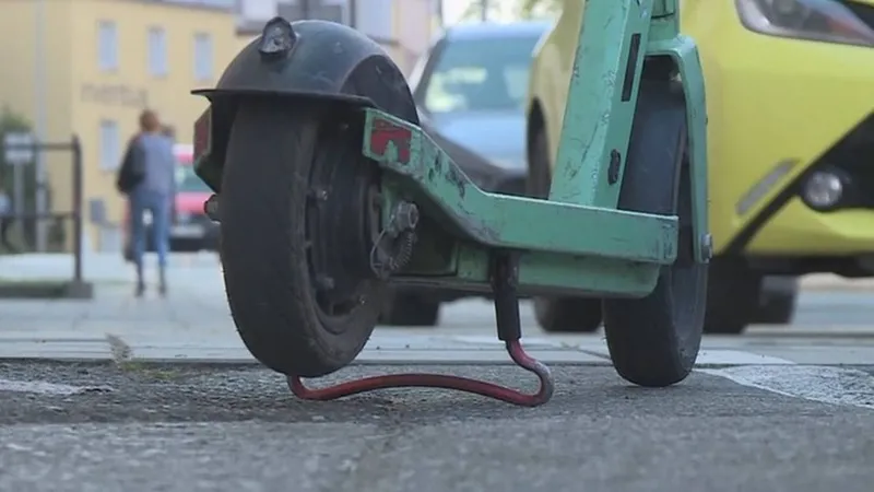 Polacy mają dość hulajnóg elektrycznych. Jednoznaczne wyniki sondażu - PolsatNews.pl