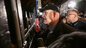 Święczkowski przed siedzibą TK. Próba sforsowania bramy