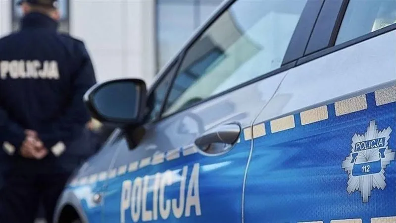 Zamiast pomagać, miał okradać mieszkańców. Skandal w policji - PolsatNews.pl