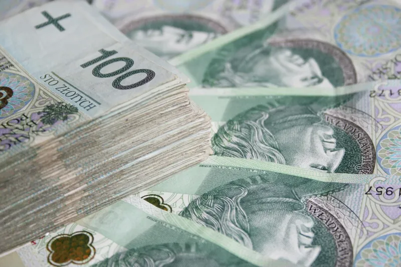 Złoty najsłabszy od trzech lat. W tle polityczna awantura o NBP - Kurier Ostrowski