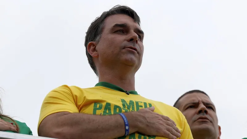 Ojciec za kratami, syn na wygnaniu. Flávio Bolsonaro ogłasza się prezydentem Brazylii.. w USA