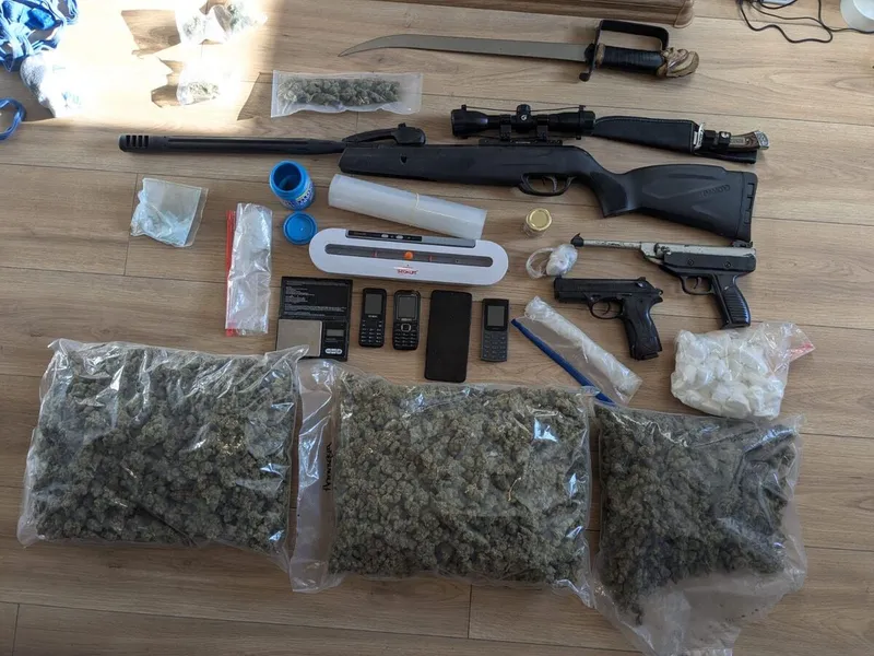 12 osób zamieszanych w narkotykowy proceder. Policjanci zabezpieczyli ponad 4 kilogramy środków odurzających