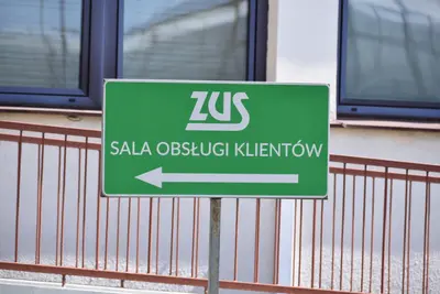 Chcieli 1200 zł, dostaną 220 zł. Podwyżki dla pracowników ZUS uzgodnione - PulsHR.pl