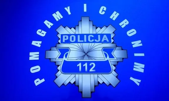 Policjanci wyprowadzili dwie seniorki z domu, w którym wybuch pożar
