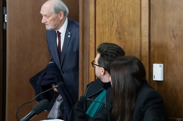 Macierewicz niespodziewanie pojawił się na rozprawie Nawrocki vs. Onet. Reakcja sądu