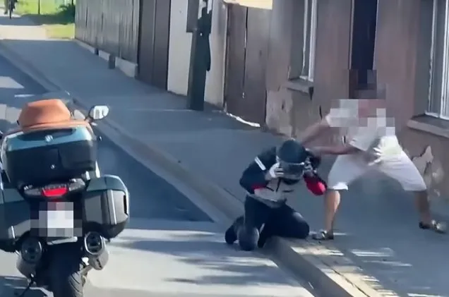 Zwrócił uwagę kierowcy, został pobity. Policja pokazała nagranie ataku