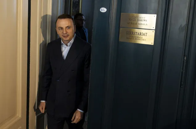 Rewolucja w krakowskim magistracie. Prezydent Gibała zlikwidował 6 departamentów