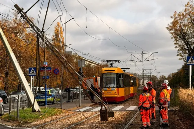Ciężarówka zniszczyła sieć trakcyjną w Warszawie. Ruch wstrzymany