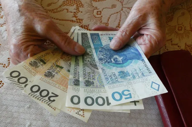 Tysiące emerytów tracą 866 zł miesięcznie. Tego dodatku ZUS nie wypłaci sam, potrzebny wniosek