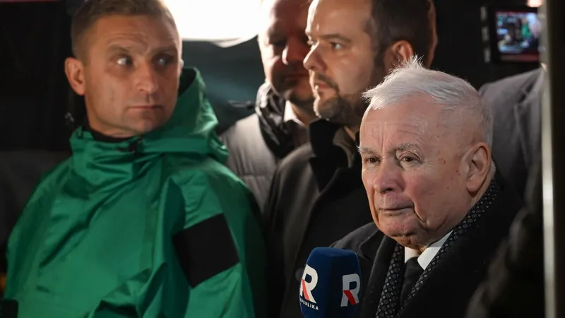 Kaczyński pod TK. „Bezczelny, policyjny szturm” - TVP Info