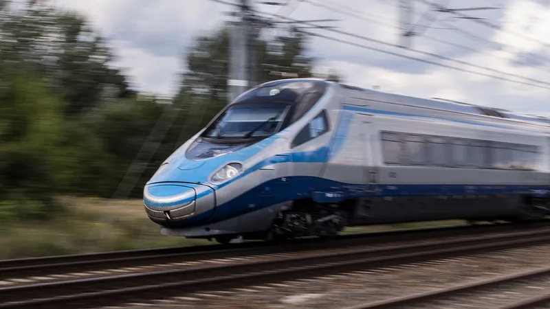 Awantura o porcelanę w Pendolino. Czterystu pasażerów ewakuowano - TVP Info