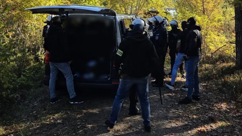 Policja udaremniła ustawkę pseudokibiców pod Łodzią. Tłumaczyli, że przyjechali na grzyby - TVP Łódź
