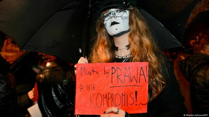 Poland: Thousands protest for more abortion rights