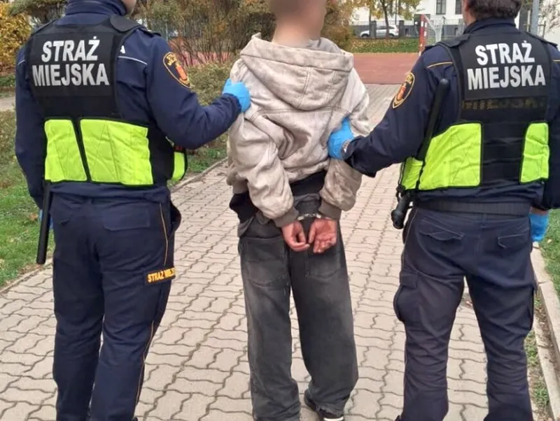 Chodził z nożem po boisku wśród dzieci. Strażnicy znaleźli go w toalecie na stacji metra
