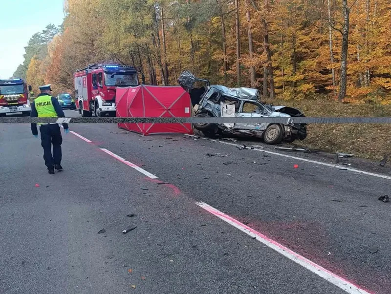 Ford zepchnięty pod ciężarówkę po uderzeniu w tył. Nie żyje 44-letni kierowca