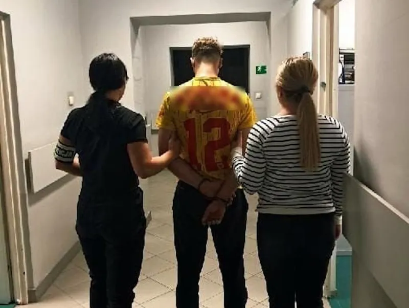 Kierowca zwrócił uwagę pasażerom. Został pobity przez 20-latka i skończył w szpitalu