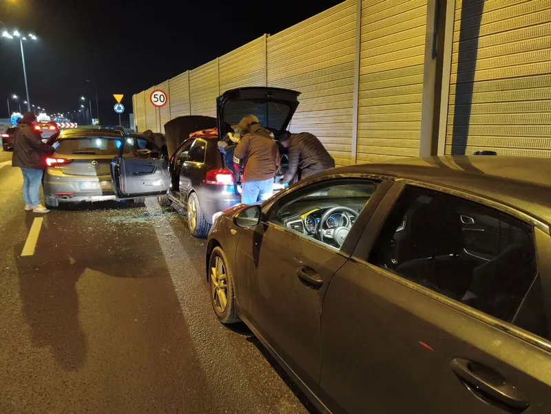 Policjanci ponad rok tropili dilerów. 12 osób z zarzutami, wszyscy powiązani z pseudokibicami