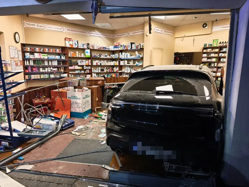 Porsche uderzyło w market i wjechało do środka apteki. Kierująca wydmuchała ponad dwa promile