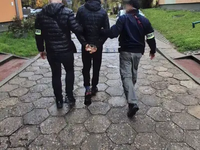 Poszukiwany listem gończym odwiedził matkę. W mieszkaniu zatrzymali go policjanci