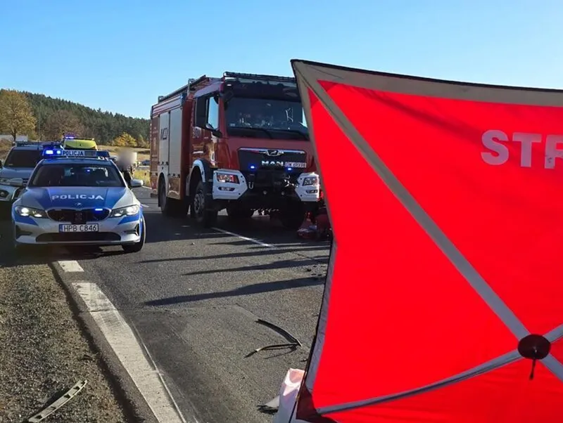 Śmiertelne zderzenie na DK8. Kierowca volkswagena zginął, dwie osoby trafiły do szpitali