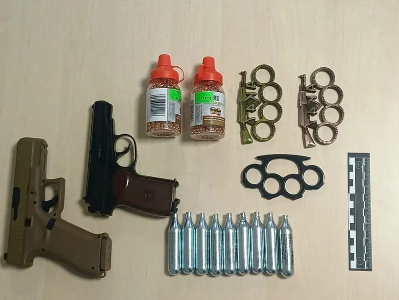 Strzelali do przystanków z broni gazowej. Policjanci zatrzymali trzech młodych mężczyzn