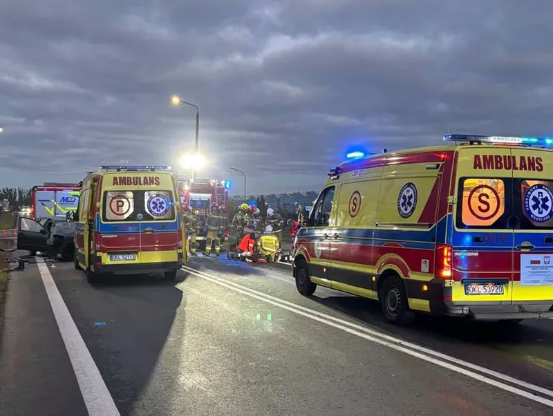 Tragiczne zderzenie w piątkowy poranek. Kierowca Skody zginął, pasażer trafił do szpitala