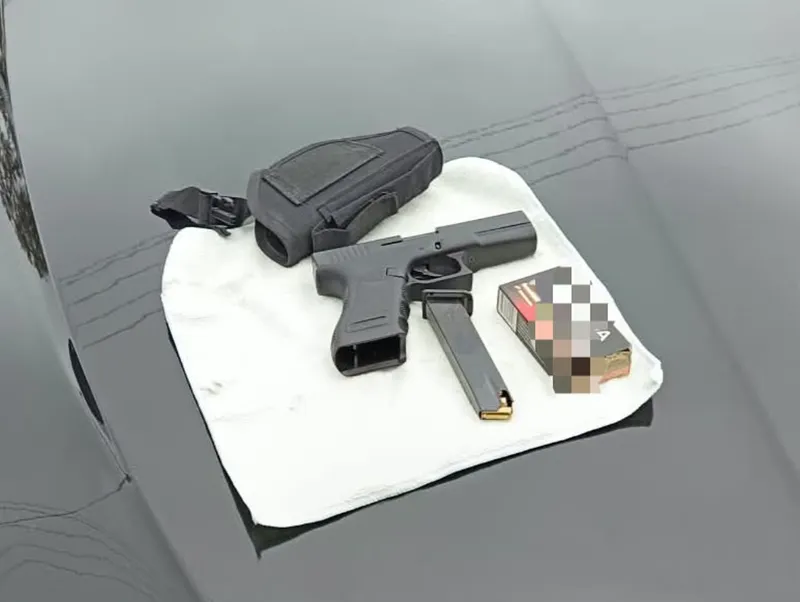 Zdenerwował się na kierowcę i pokazał broń przez szybę. Policjanci zatrzymali subaru