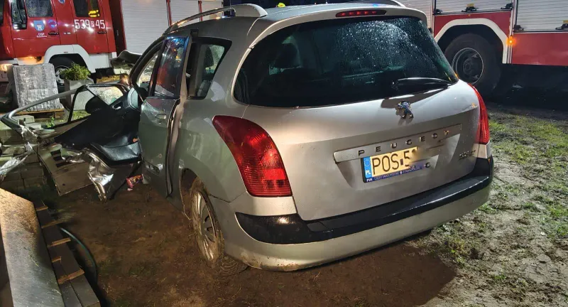 Dwie osoby poszkodowane. Czołowe zderzenie osobówek (ZDJĘCIA)